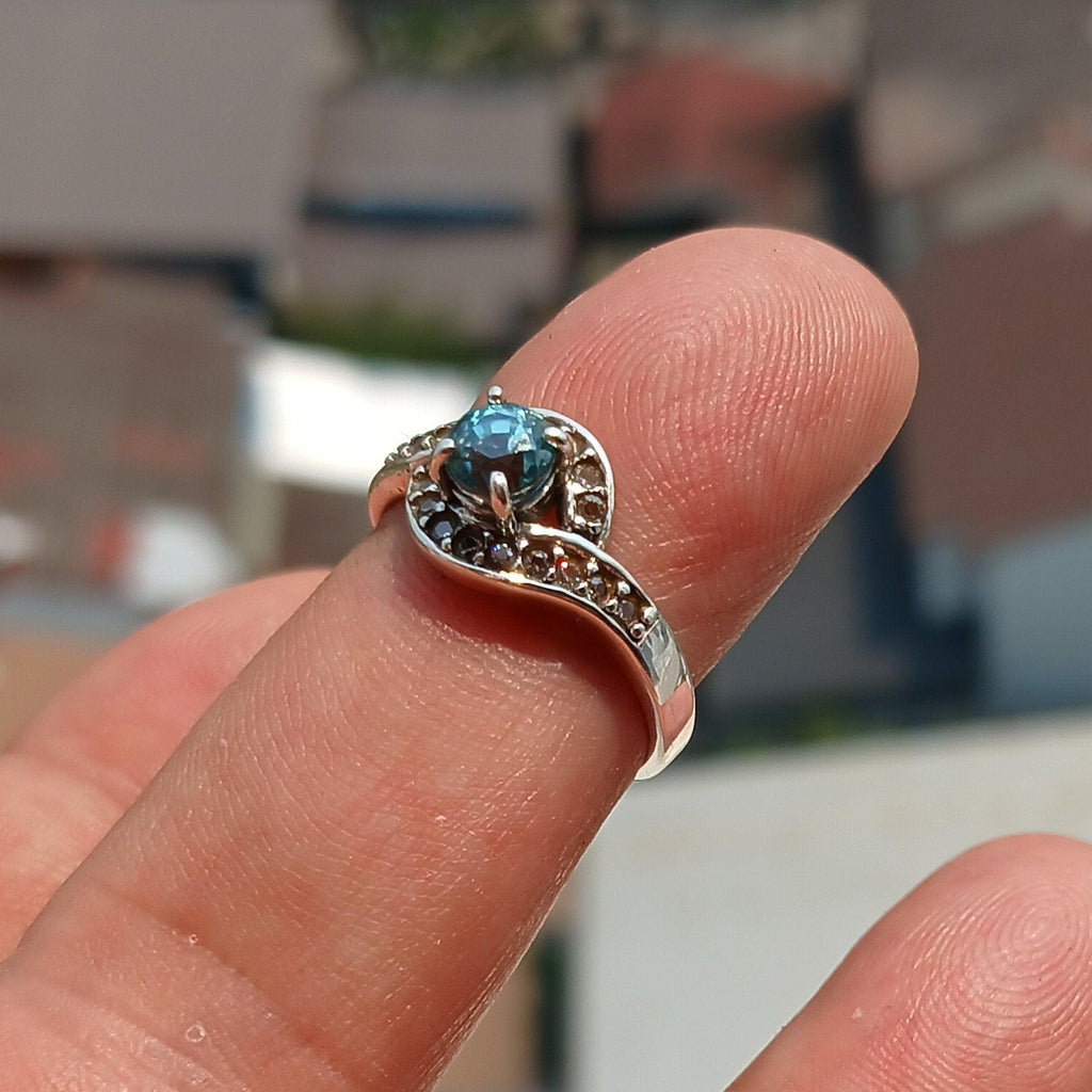 Blue Zircon Ring, Handmade silver ring, Gemstone Ring, Sterling Silver Ring, Solitaire Ring with round Cut Blue Zircon and 18 CZ - Size 6.75 - Von Günther zu WindSterling Silver Ring