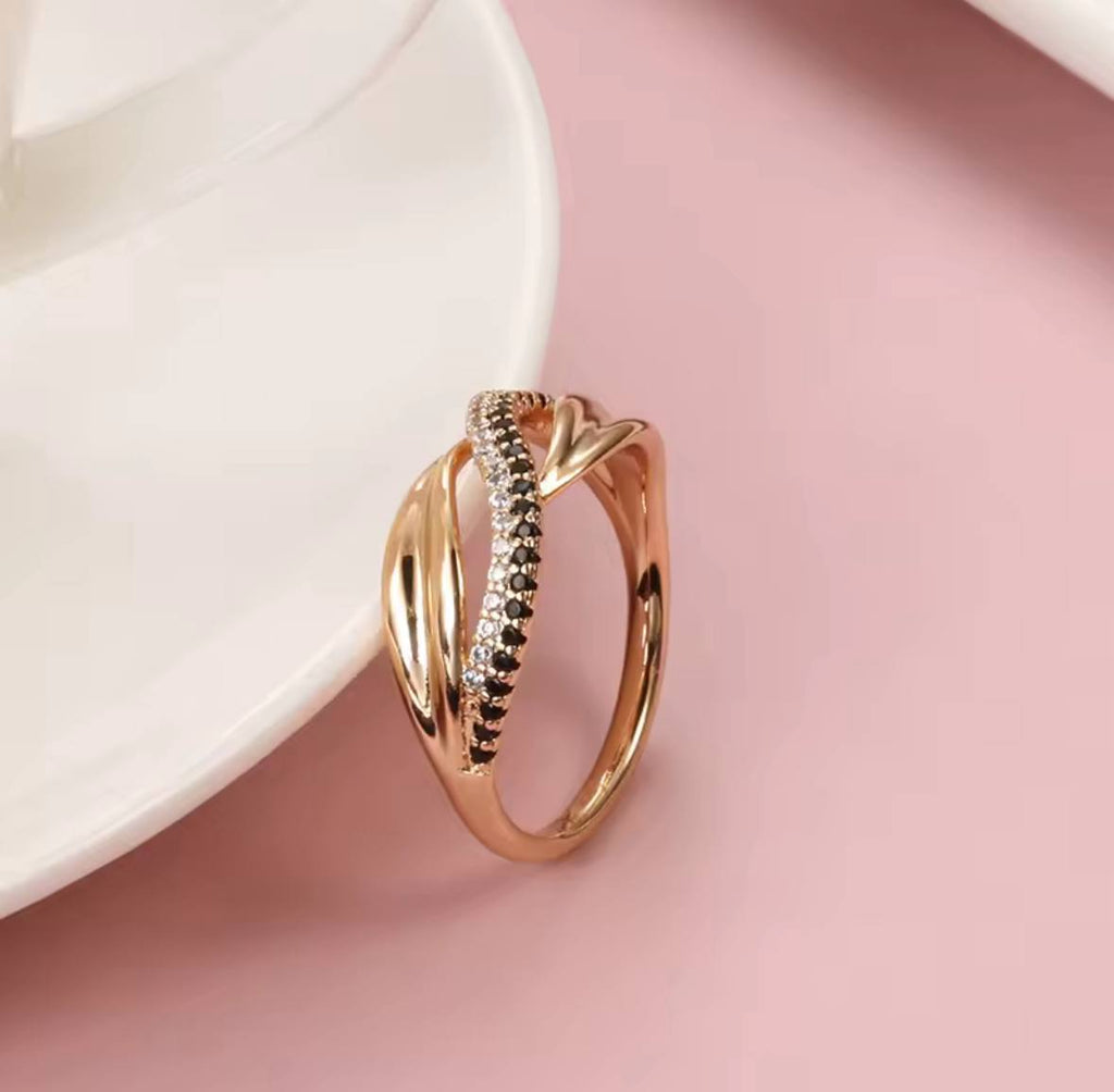 Erin - Twisted Ring with Black & White Zirconia - Von Günther zu WindRing