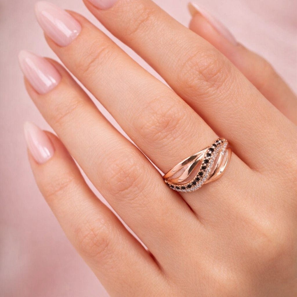 Erin - Twisted Ring with Black & White Zirconia - Von Günther zu WindRing