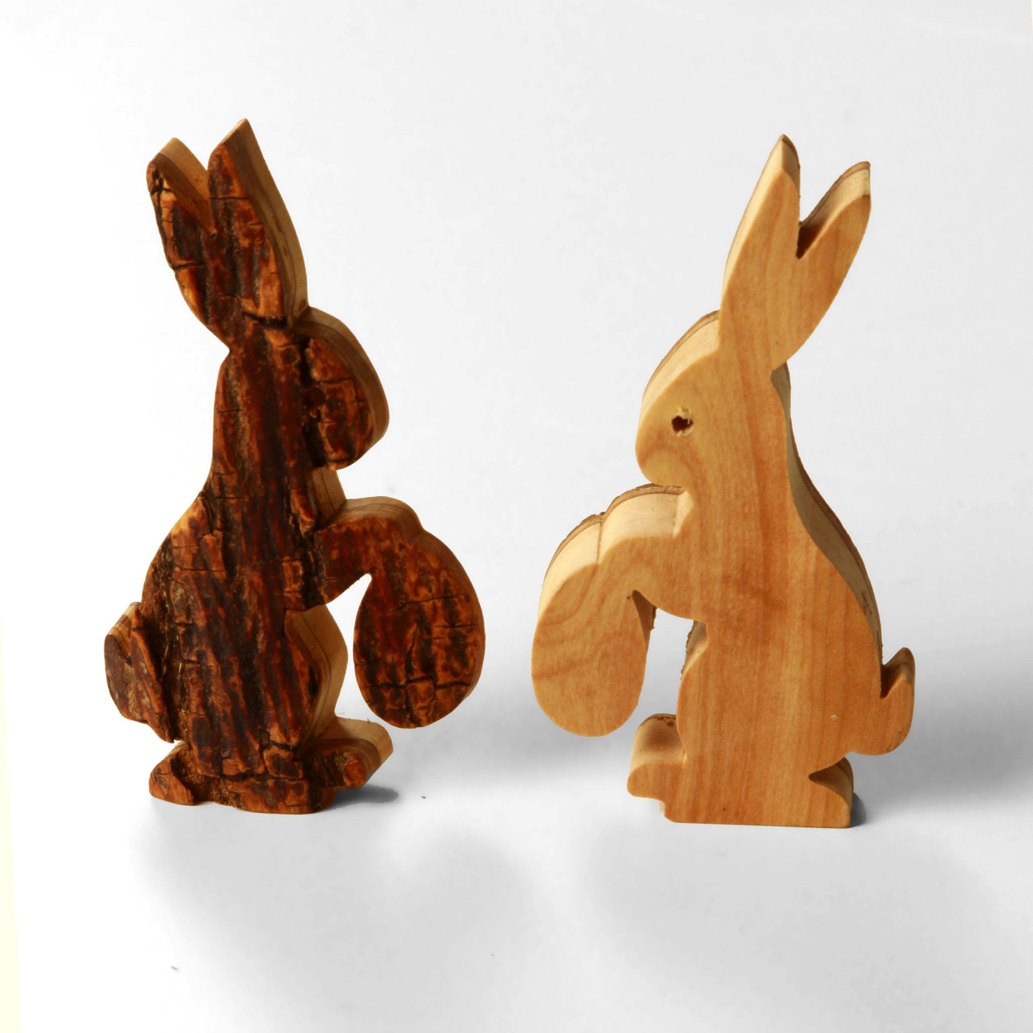 Osterdeko Osterhase mit Ei Tischdeko aus Olivenholz (mit Rinde) - Von Günther zu WindOsterdeko